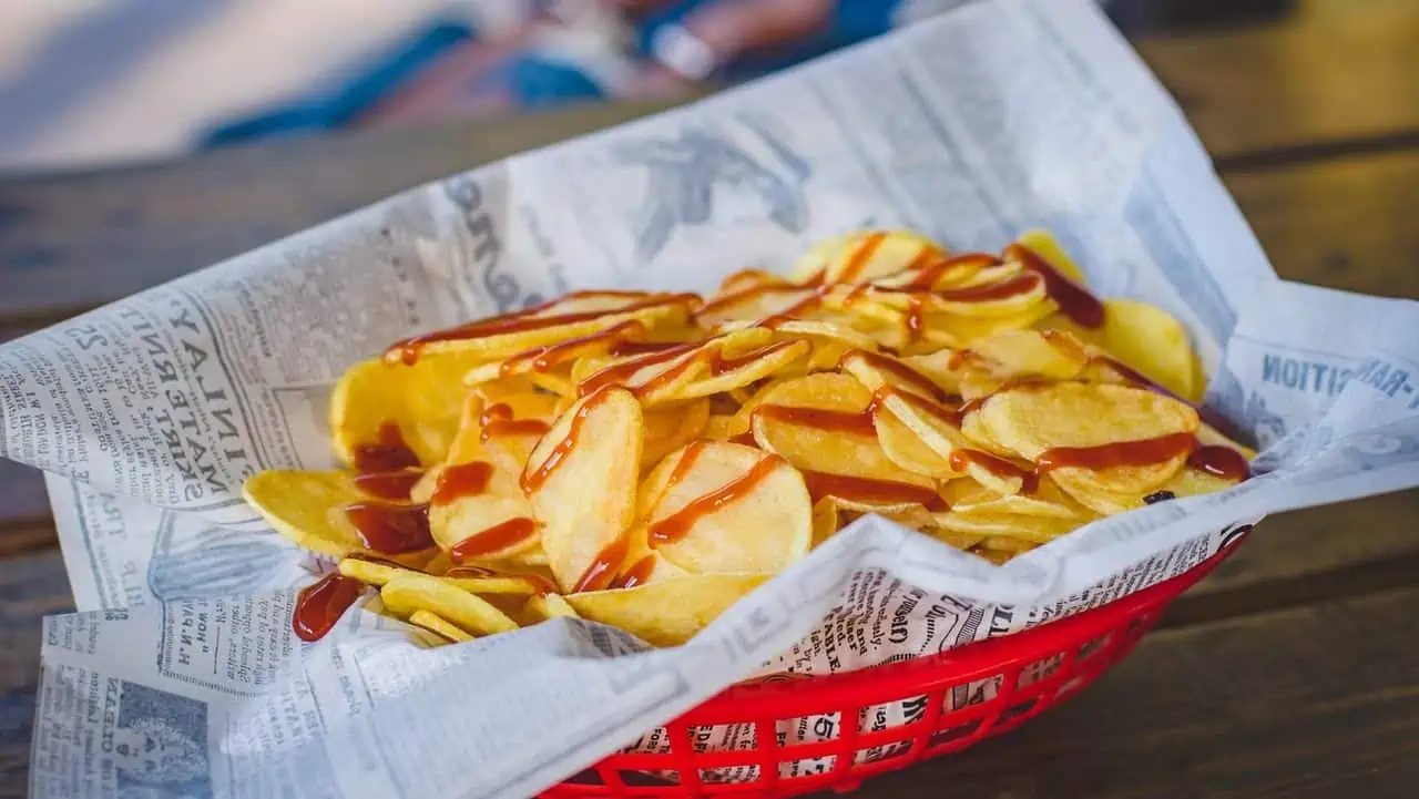 Chips mit Ketchup in Korb