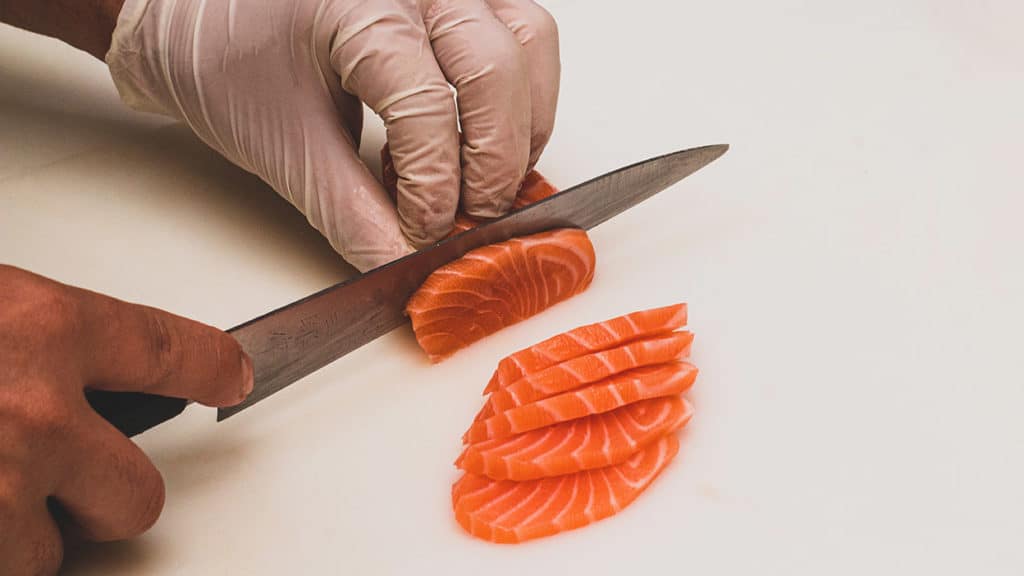 Lachs mit Messer aufgeschnitten