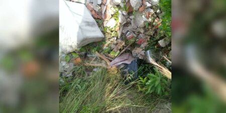 Frau macht eine furchtbare Entdeckung Aus einem Müllhaufen ragen zwei Beine heraus