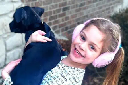 Eltern überraschen Tochter mit Behinderung mit einem Hund, der die gleiche Besonderheit hat wie sie