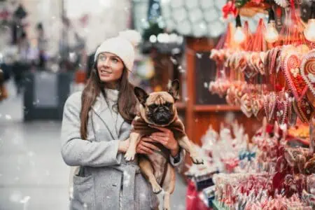 Kann man den Hund auf den Weihnachtsmarkt mitnehmen?