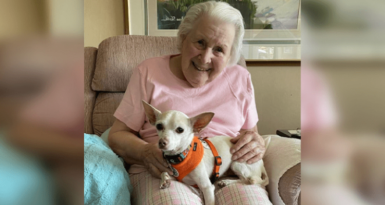 100-jährige Frau adoptiert 11-jährigen Hund - das perfekte Zuhause!
