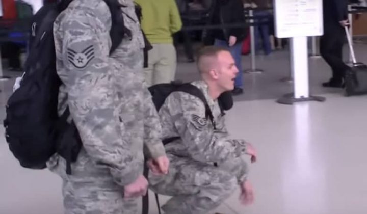 Soldat kommt wieder nach Hause: Als er das plötzlich am Flughafen sieht, geht er sofort in die Knie