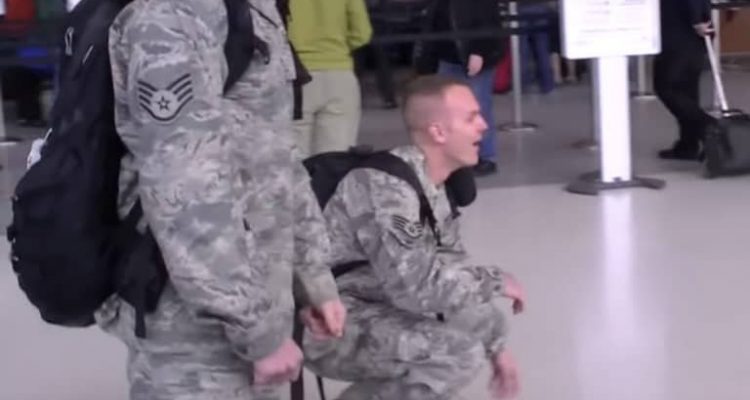 Soldat kommt wieder nach Hause: Als er das plötzlich am Flughafen sieht, geht er sofort in die Knie