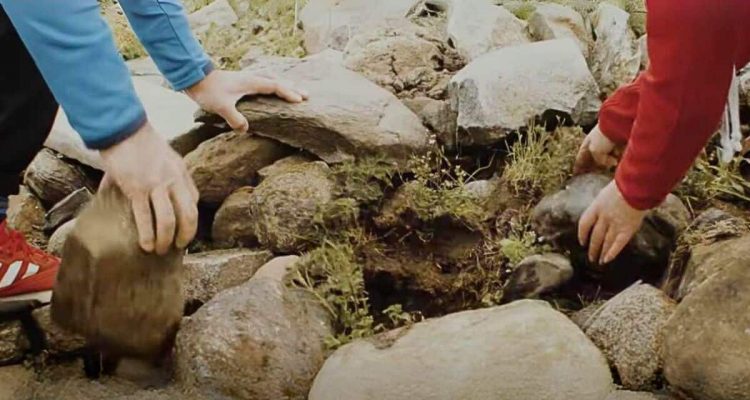 Hund lebendig unter Fels begraben- Als Retter seinen Zustand sehen, sind sie zutiefst erschüttert