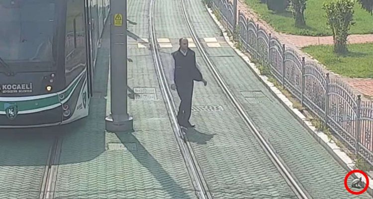 Straßenbahnfahrer sieht etwas auf den Gleisen liegen – er bremst sofort und rettet ein Leben